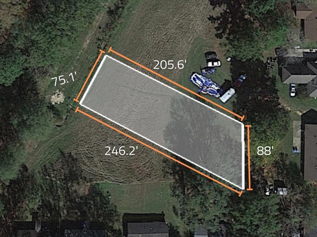 Large lot in a beautifully maintained neighborhood - Image 1
