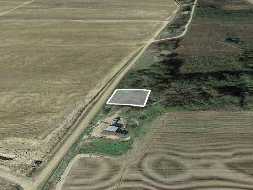 Nice sized property surrounded by large, open farmlands - Image 2