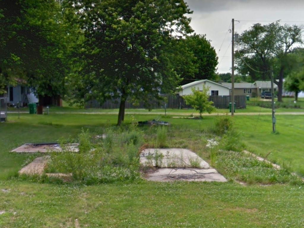 Beautiful lot in the town of Pana, Illinois - Image 3