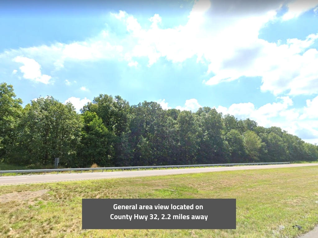 Good sized lot in a small neighborhood with plenty of privacy - Image 0