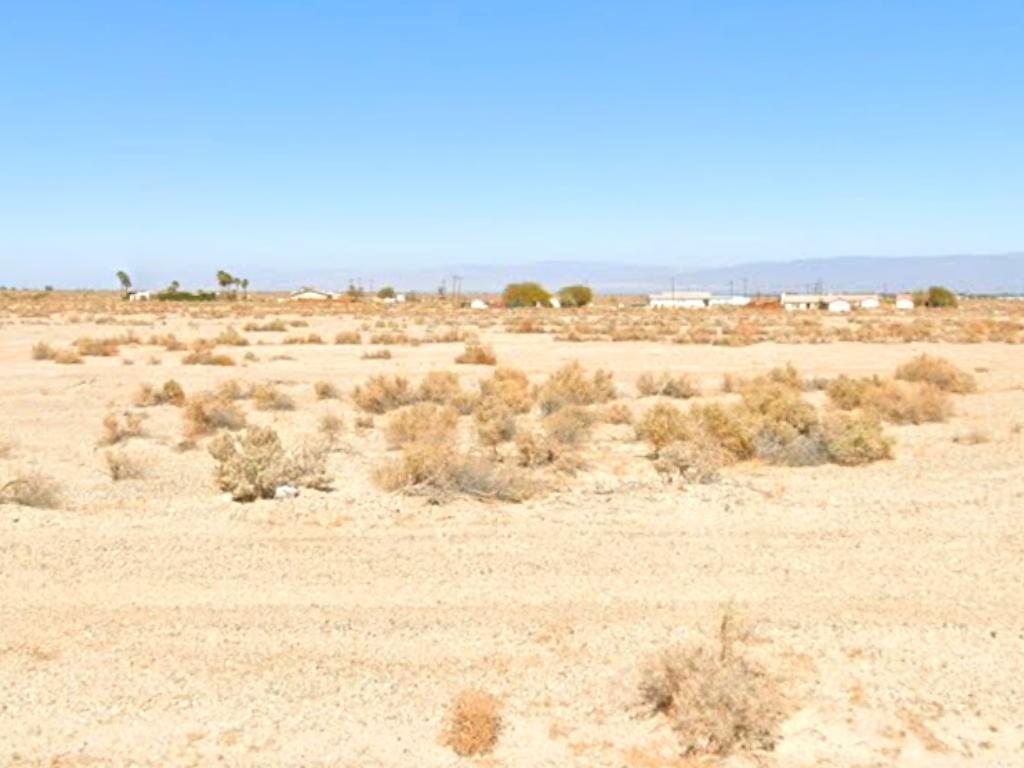 Nice sized lot in the quiet town of Salton City close to the water - Image 3