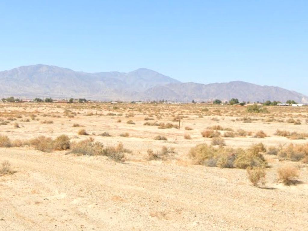 Nice sized lot in the quiet town of Salton City close to the water - Image 0