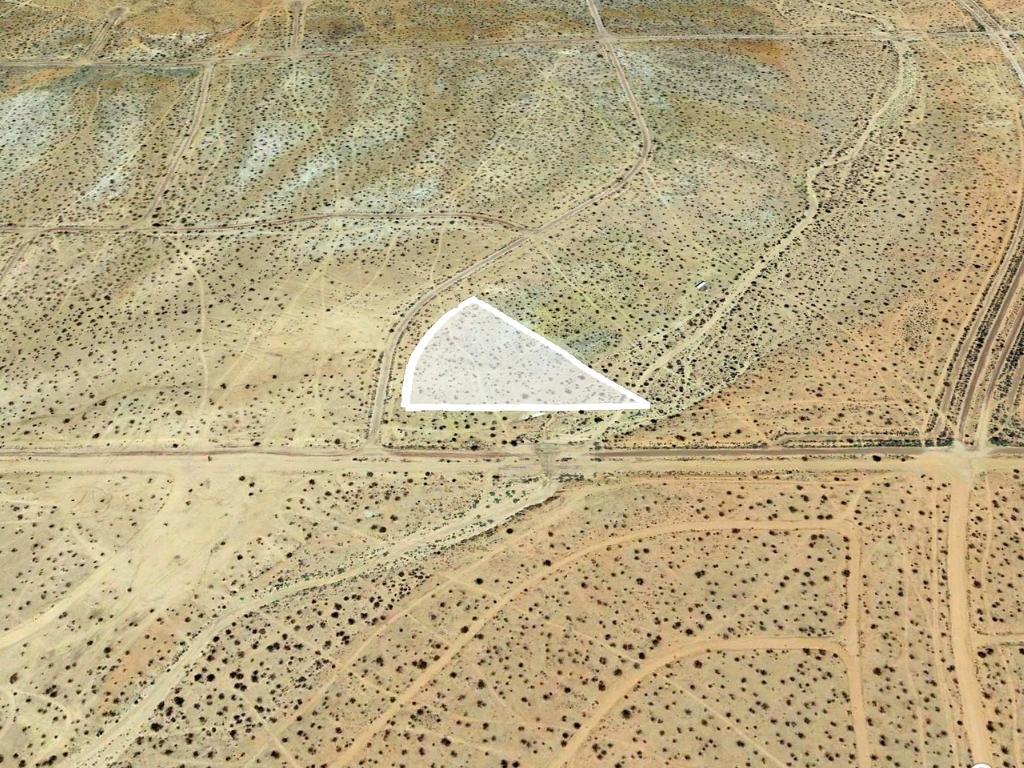 Over 3 acres of private, beautiful desert land - Image 2