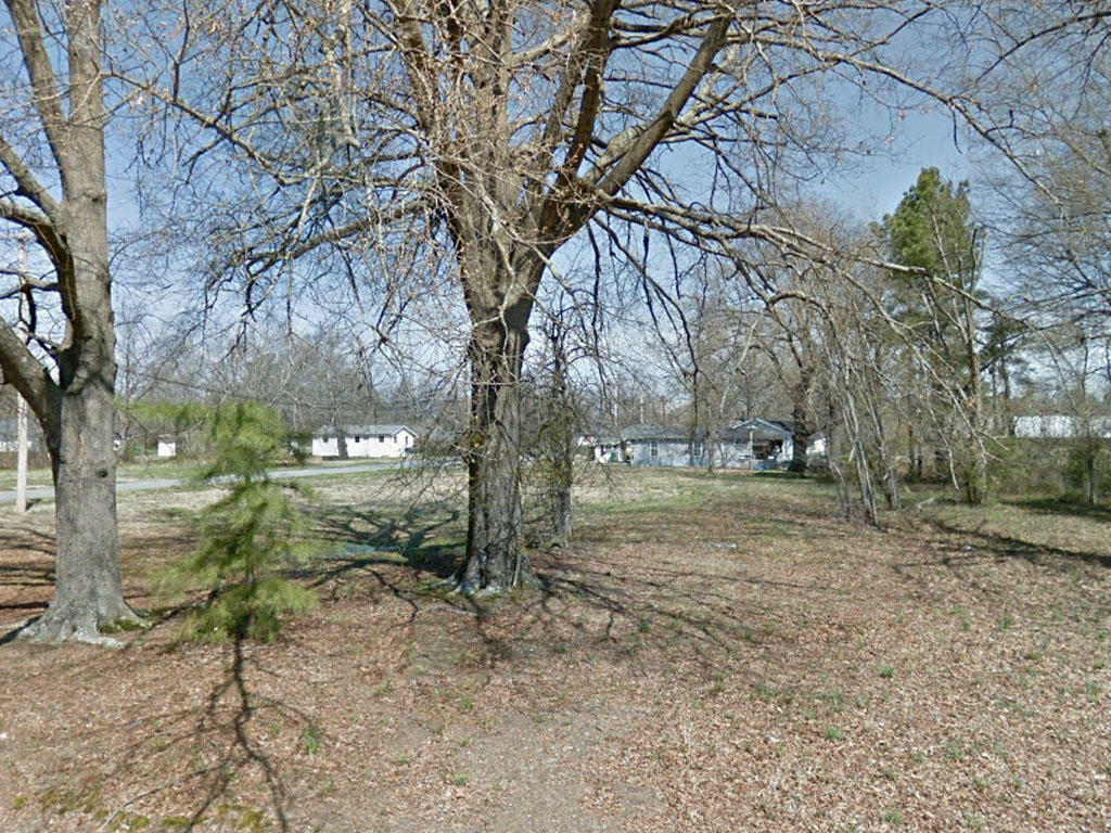 Quarter acre property at the end of the road near the lake - Image 0