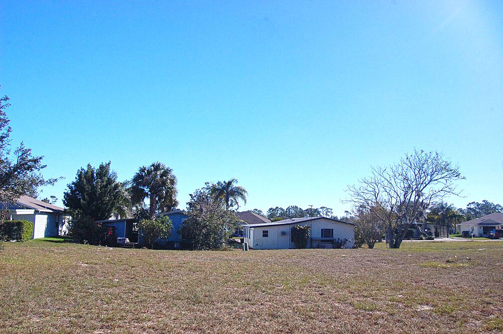 Great 55 Plus Neigborhood in Natures Edge Resort in Lake LandCentral